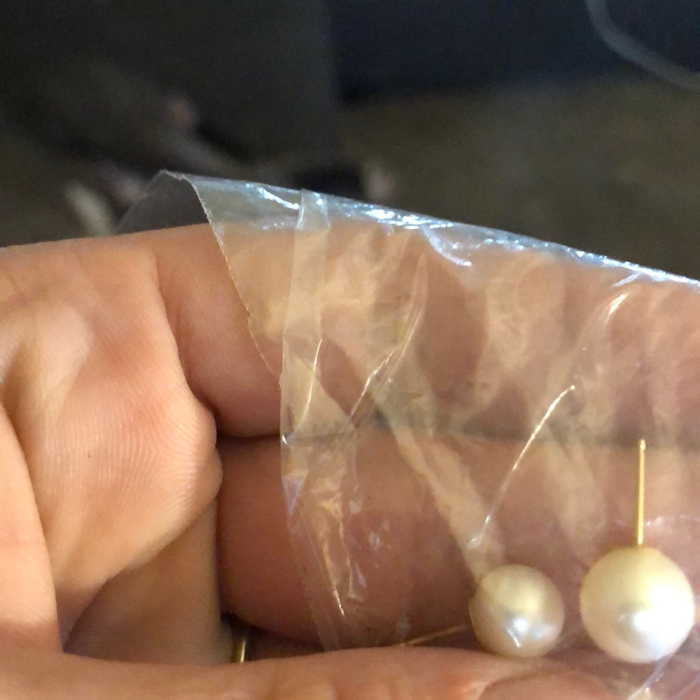 Missing any pear ear rings? Here are two different sizes to complete your pair